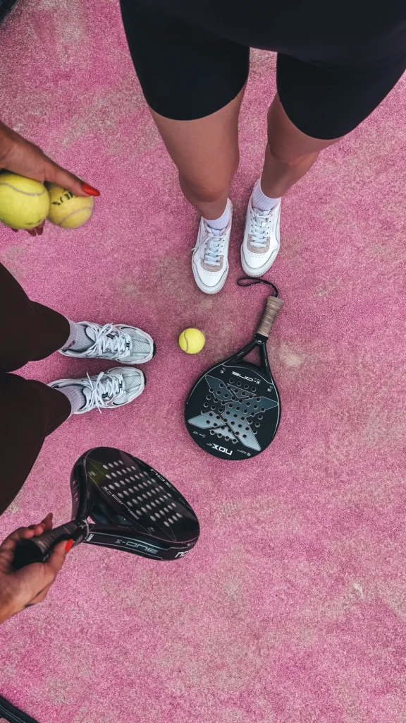 Padelracket roze baan
